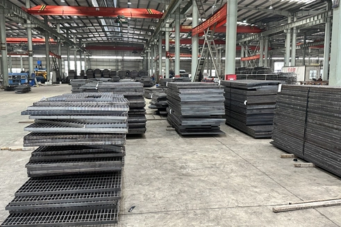 Serrated vs Plain Steel Grating: Resistencia al deslizamiento y aplicaciones