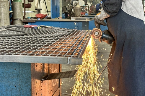 Guía de selección de rejillas para cubiertas de zanjas de acero: Clasificaciones de carga, materiales y aplicaciones