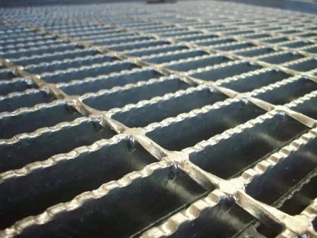 Rejilla de acero galvanizado en caliente con superficie serrada
