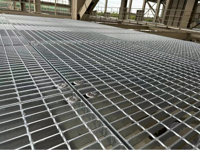 Cómo elegir una rejilla de acero para plataforma de construcción: ventajas y desventajas de los diferentes materiales Cómo elegir una rejilla de acero para plataforma de construcción: ventajas y desventajas de los diferentes materiales