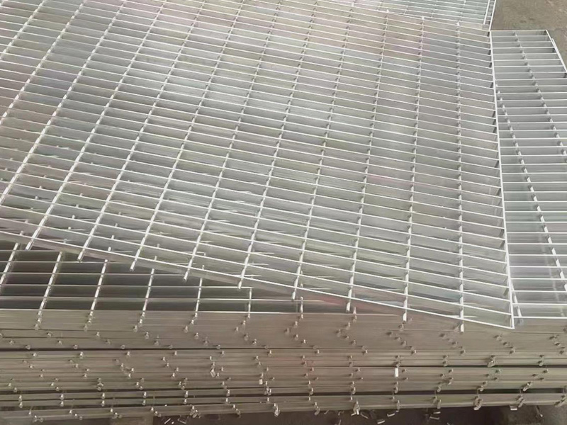 Cómo elegir una rejilla de acero para plataforma de construcción: ventajas y desventajas de los diferentes materiales Cómo elegir una rejilla de acero para plataforma de construcción: ventajas y desventajas de los diferentes materiales