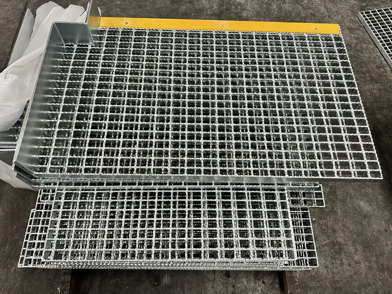 Cómo elegir una rejilla de acero para plataforma de construcción: ventajas y desventajas de los diferentes materiales Cómo elegir una rejilla de acero para plataforma de construcción: ventajas y desventajas de los diferentes materiales