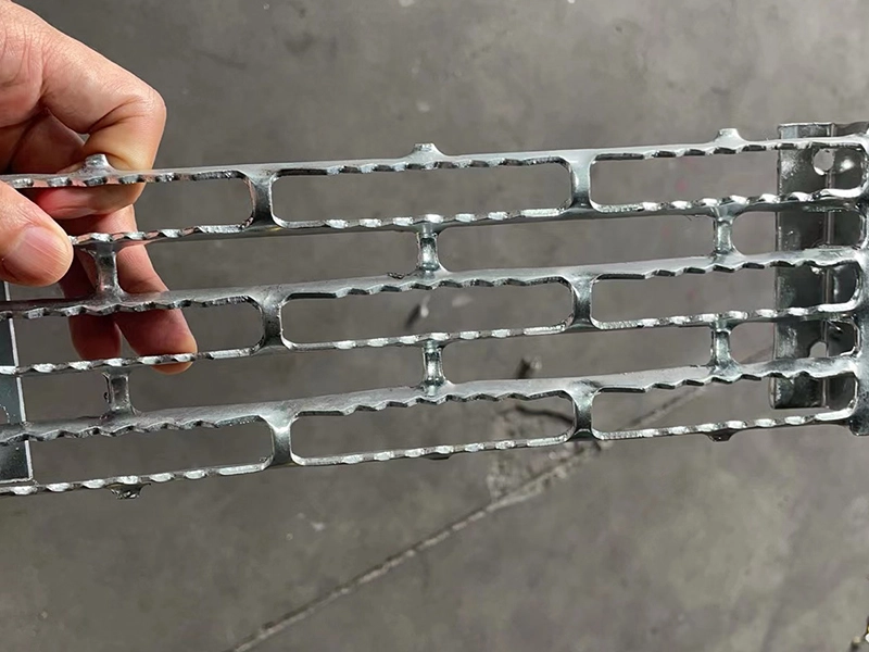 Rejilla de tablones dentados en cuadrícula rectangular