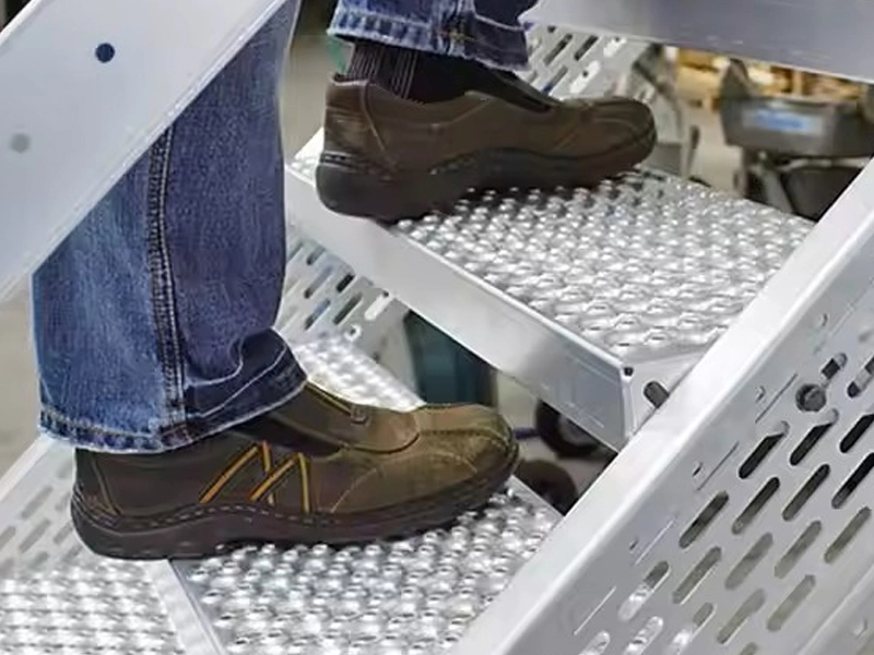 Perforated O Grip Plank Grating</br>Rejilla de plataforma con agarre en O perforada
