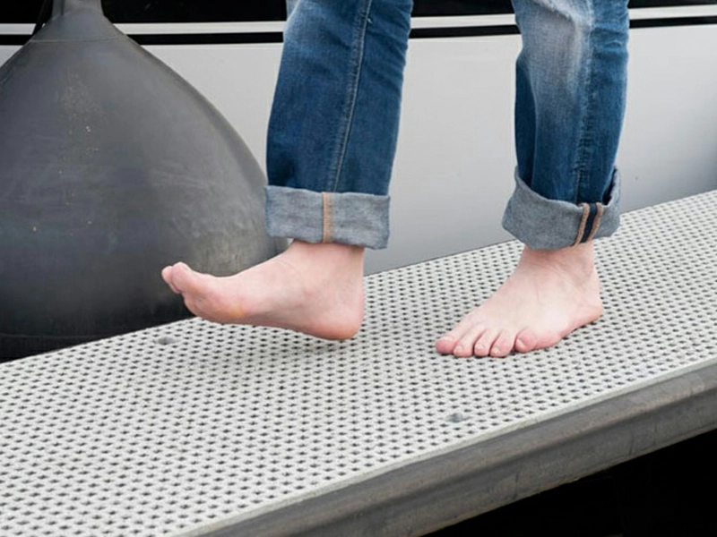 Superficie de agarre para pies descalzos
