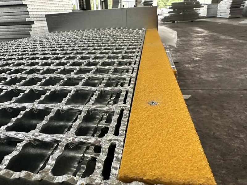 Escalón T6 con huella de FRP
